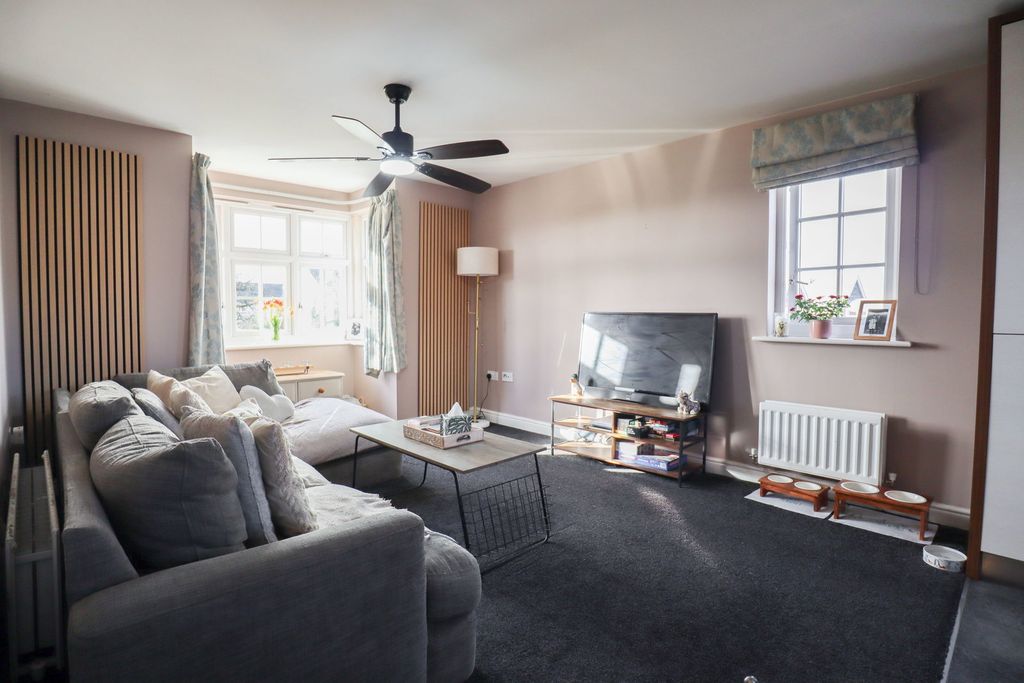 2 bed flat for saleHercules Road, Calne SN11