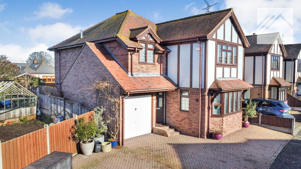 4 bed detached house for saleThorpe Leas, Canvey Island SS8