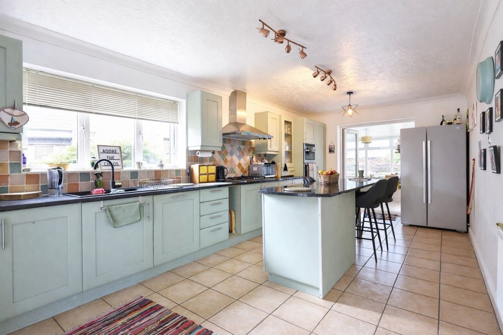 Additional image 2 of 4 bed detached house for sale16 Wychwood Close, Carterton OX18