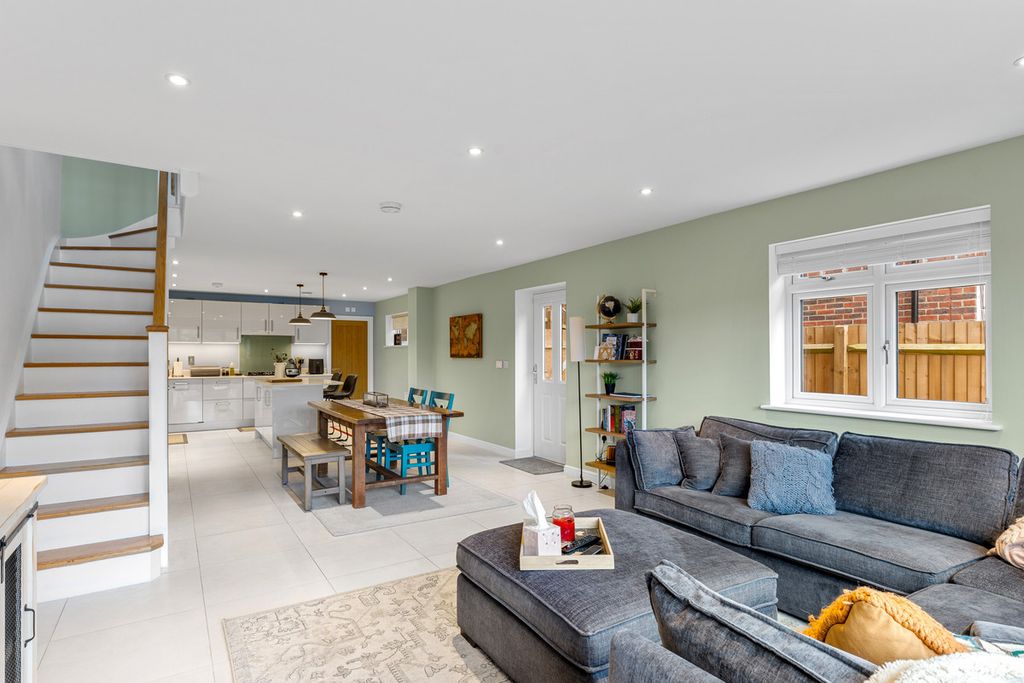 Additional image 11 of 3 bed semi-detached house for saleThe Crescent, Caterham CR3