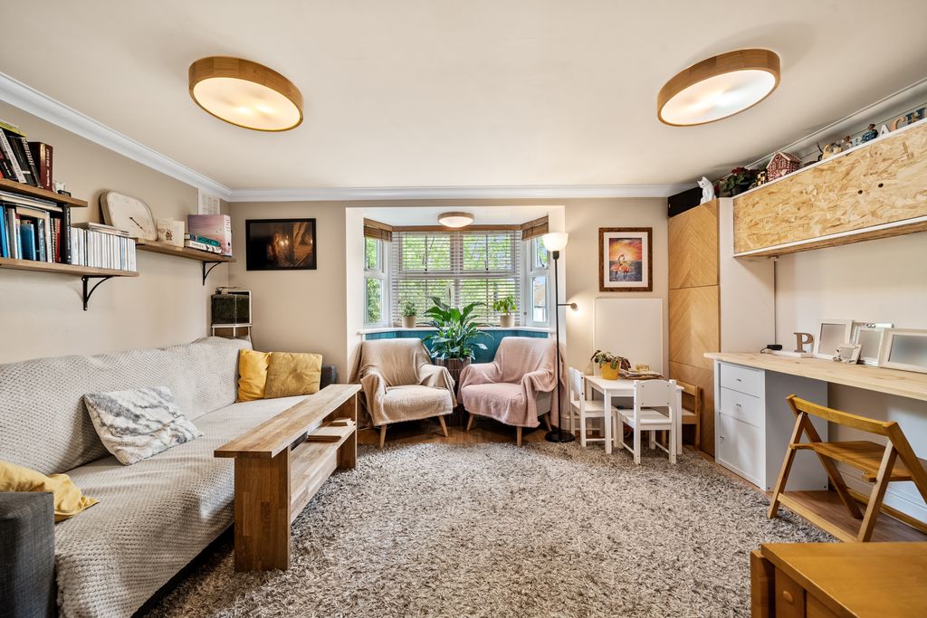 Additional image 2 of 2 bed flat for saleChertsey, Surrey KT16
