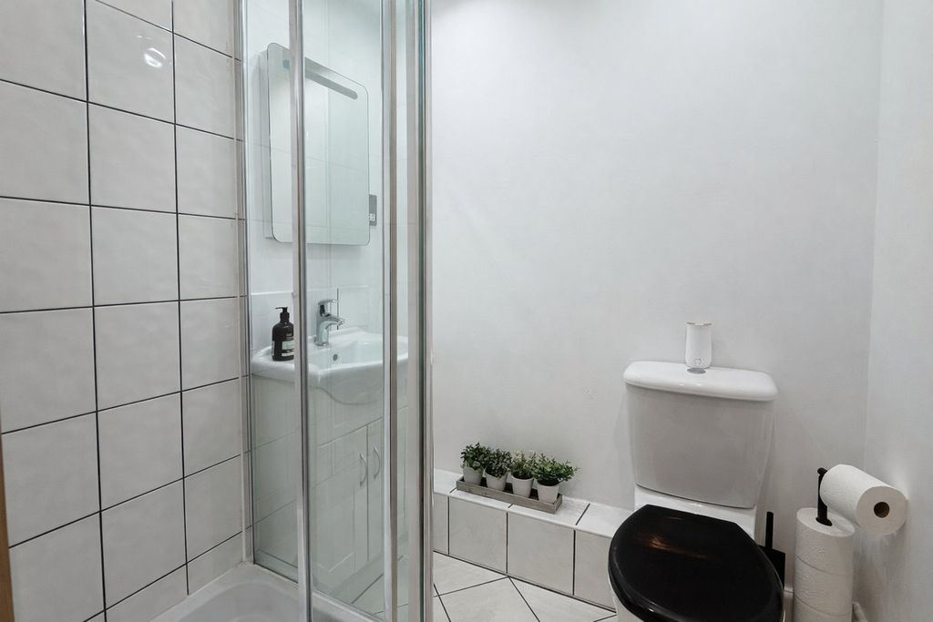 Additional image 10 of 2 bed flat for saleMiddle Gordon Road, Camberley GU15