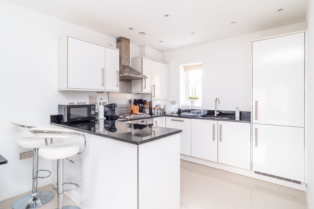 Additional image 3 of 2 bed flat for saleDiamond Jubilee Way, Carshalton, Surrey SM5
