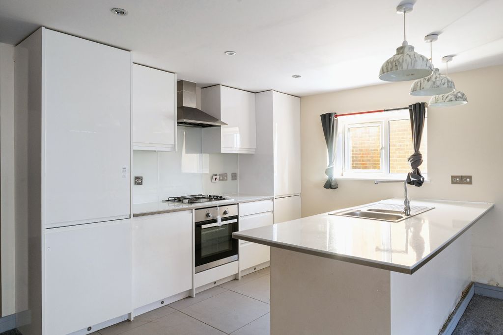 Additional image 6 of 3 bed flat for saleLondon Street, Chertsey KT16