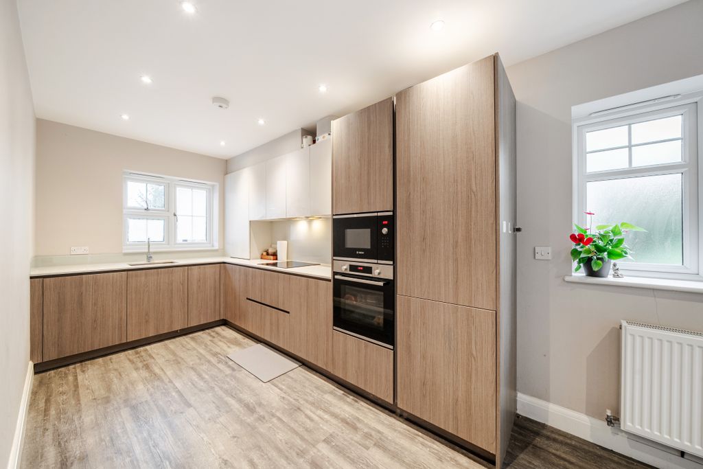 Additional image 2 of 2 bed flat for saleTupwood Lane, Caterham CR3