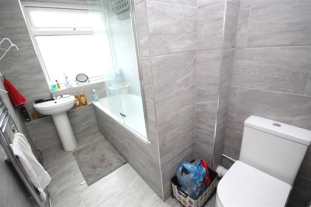 Additional image 4 of 2 bed flat for saleMarine Court, Marine Parade West, Clacton On Sea CO15