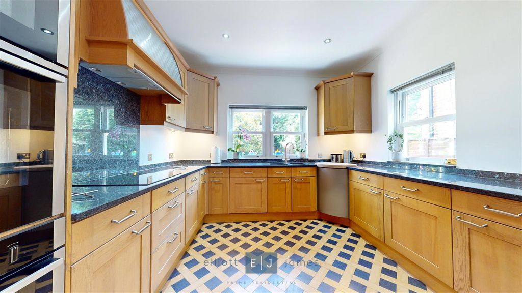 Additional image 8 of 5 bed detached house for saleMeadow Way, Chigwell IG7