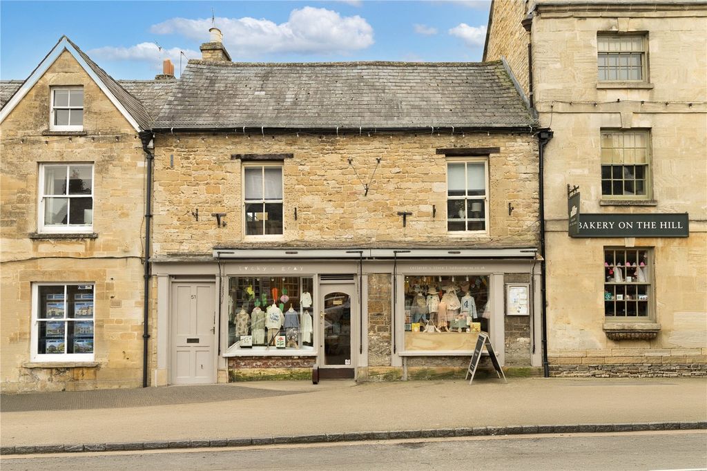 3 bed link detached house for saleHigh Street, Burford, Oxfordshire OX18