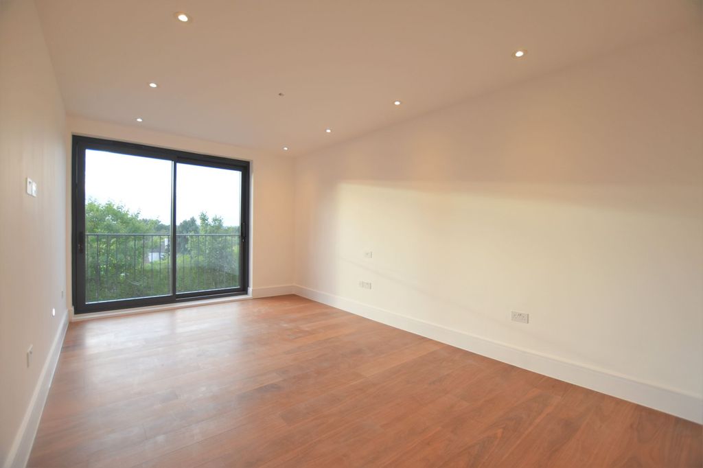 Additional image 8 of 3 bed flat for saleHigh Road, Chigwell IG7
