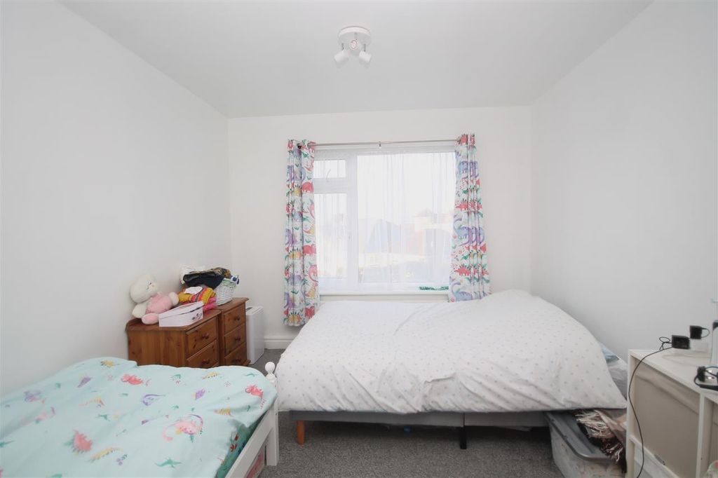 Additional image 6 of 2 bed flat for saleMarine Court, Marine Parade West, Clacton On Sea CO15