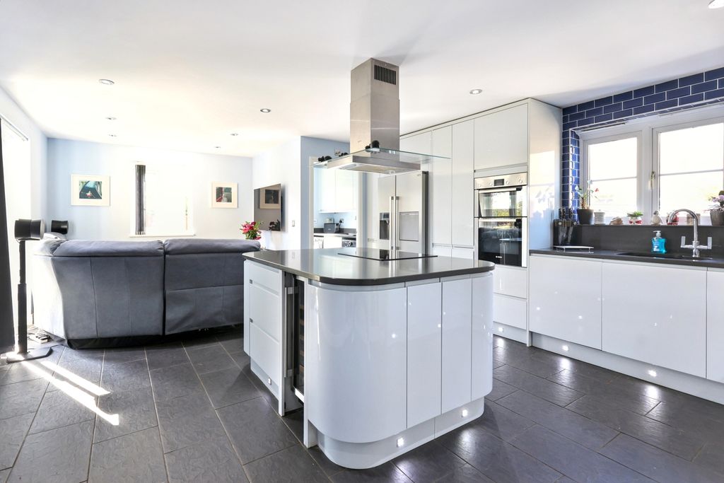 Additional image 8 of 4 bed detached house for sale4 Hatwell Row, Carterton OX18