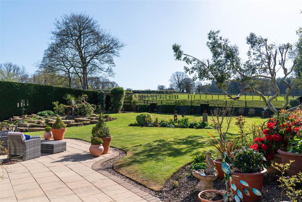 Additional image 3 of 4 bed property for saleHawthorne Barns, Walton Back Lane, Somersall, Chesterfield S42