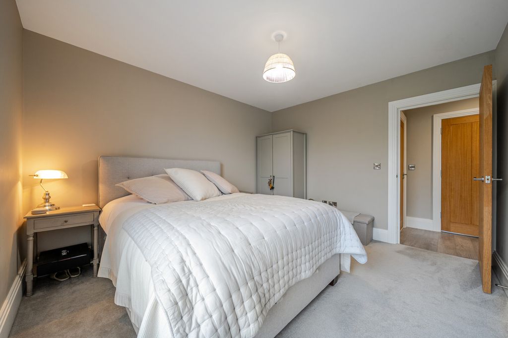 2 bed flat for saleWindrush Heights, Burford OX18 photo 3