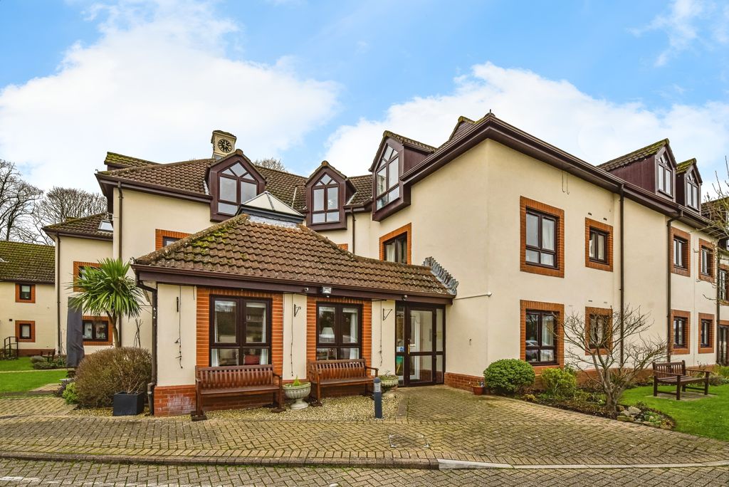 Additional image 2 of 1 bed flat for saleThe Cloisters, South Street, Wells, Somerset BA5