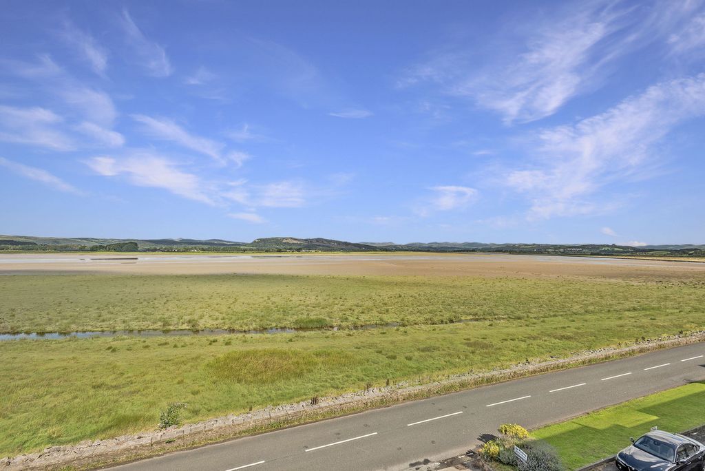 2 bed flat for saleHerons Quay, Sandside LA7 photo 4