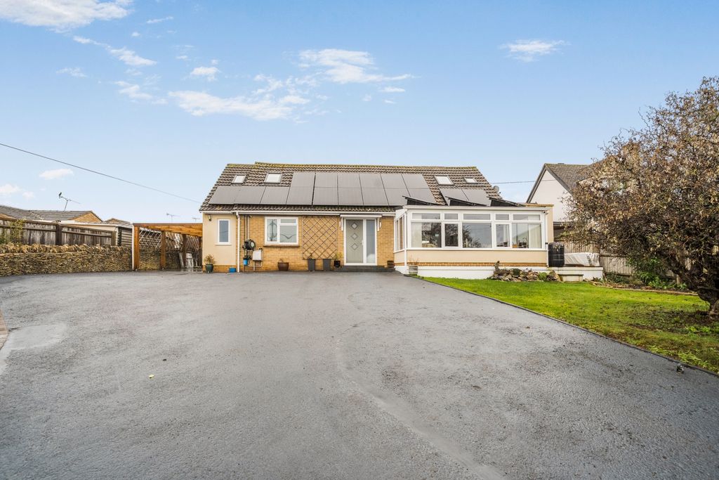 4 bed detached house for saleShilton Road, Carterton, Oxfordshire OX18