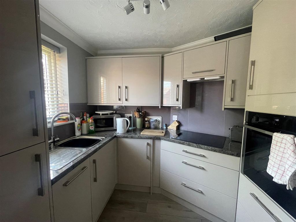Additional image 7 of 2 bed flat for saleCastle Lodge, Chippenham SN15