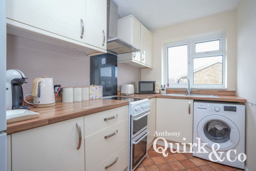1 bed maisonette for saleHilton Road, Canvey Island SS8