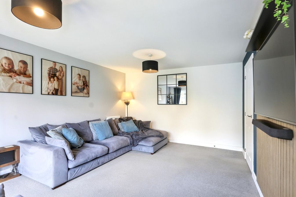Additional image 13 of 4 bed detached house for sale71 Swinbrook Road, Carterton OX18