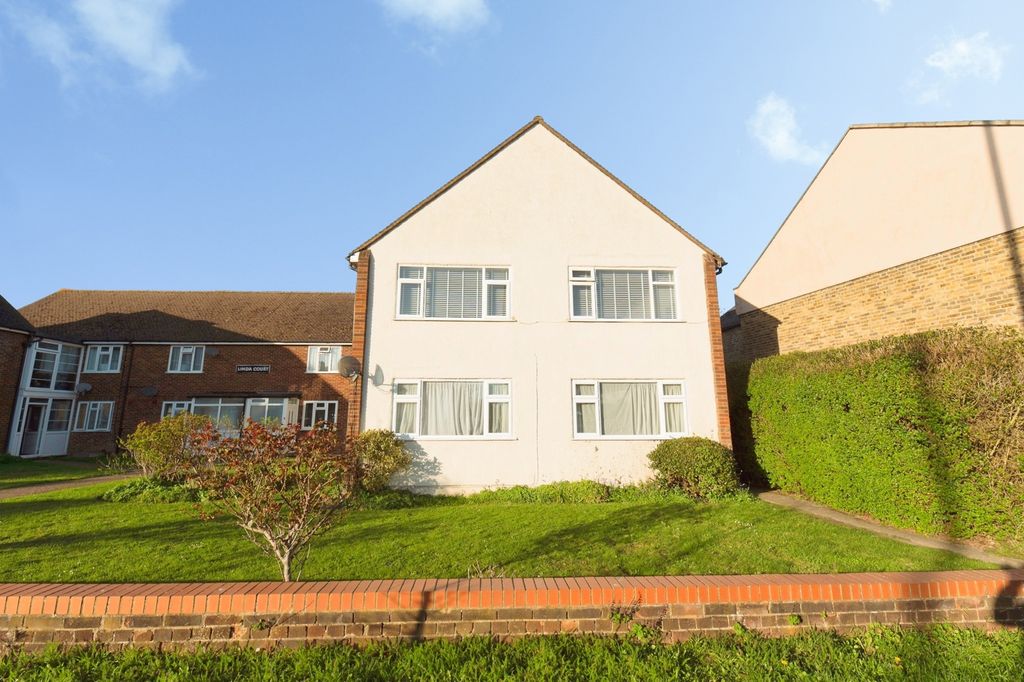 2 bed flat for saleClayton Road, Chessington KT9