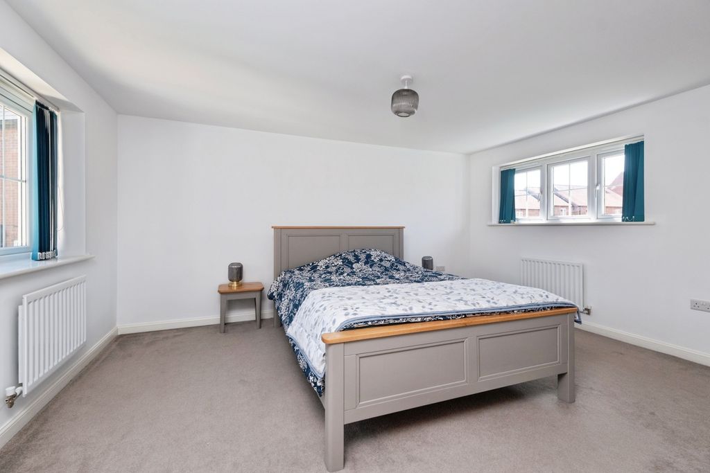 Additional image 11 of 5 bed detached house for saleTurnpin Close, Buckingham, Buckinghamshire MK18