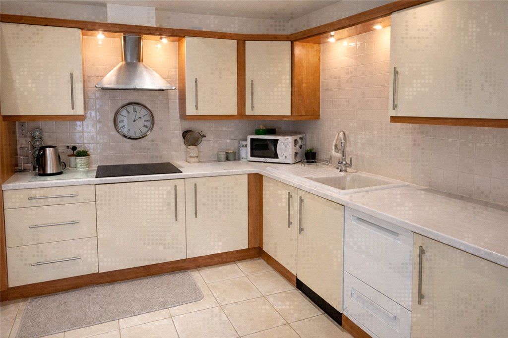2 bed flat for saleBoundary Point, Coldstream Road, Caterham, Surrey CR3 photo 4