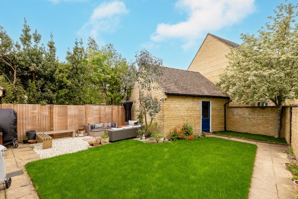 5 bed semi-detached house for saleOaks Meade, Carterton, Oxfordshire OX18