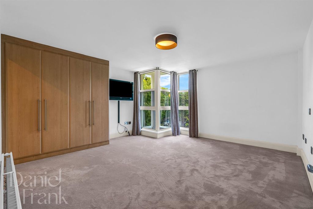 Additional image 7 of 2 bed flat for saleHigh Road, Chigwell IG7