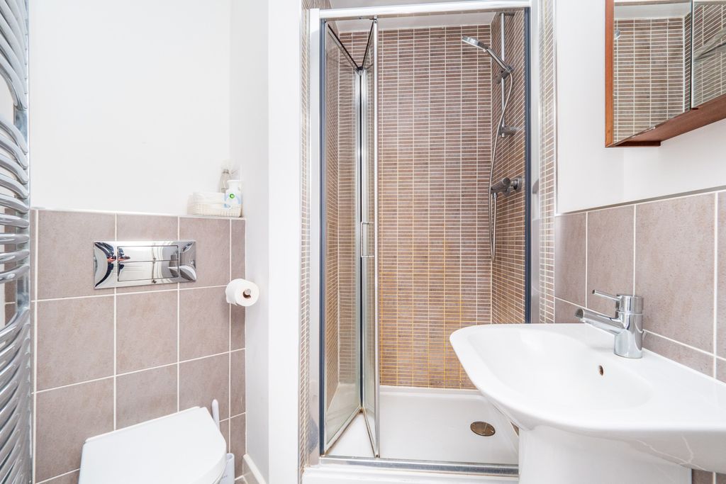 Additional image 8 of 2 bed flat for saleDiamond Jubilee Way, Carshalton, Surrey SM5