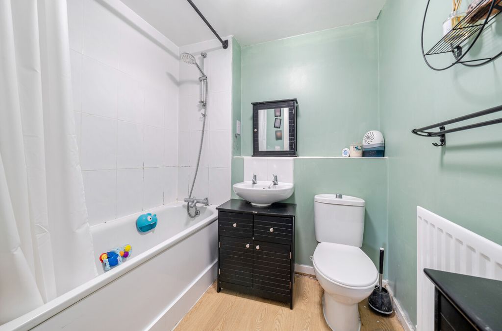 Additional image 10 of 2 bed flat for saleCunetio Gardens, White Horse Road, Marlborough SN8