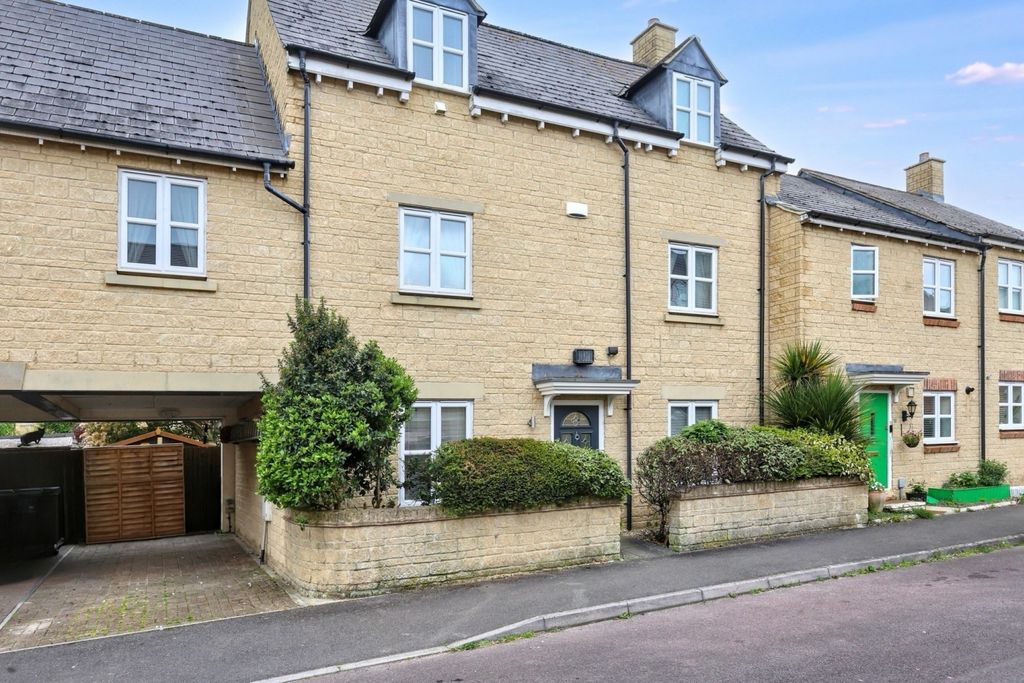 4 bed semi-detached house for sale12 Cherry Tree Way, Carterton OX18