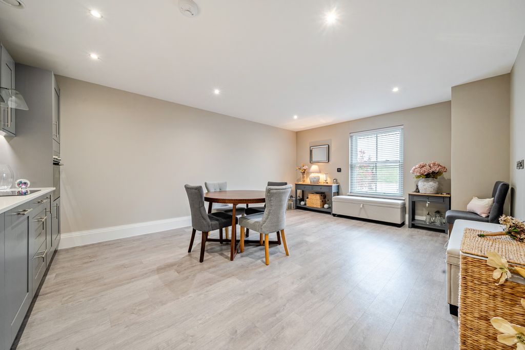 2 bed flat for saleWindrush Heights, Burford OX18 photo 4