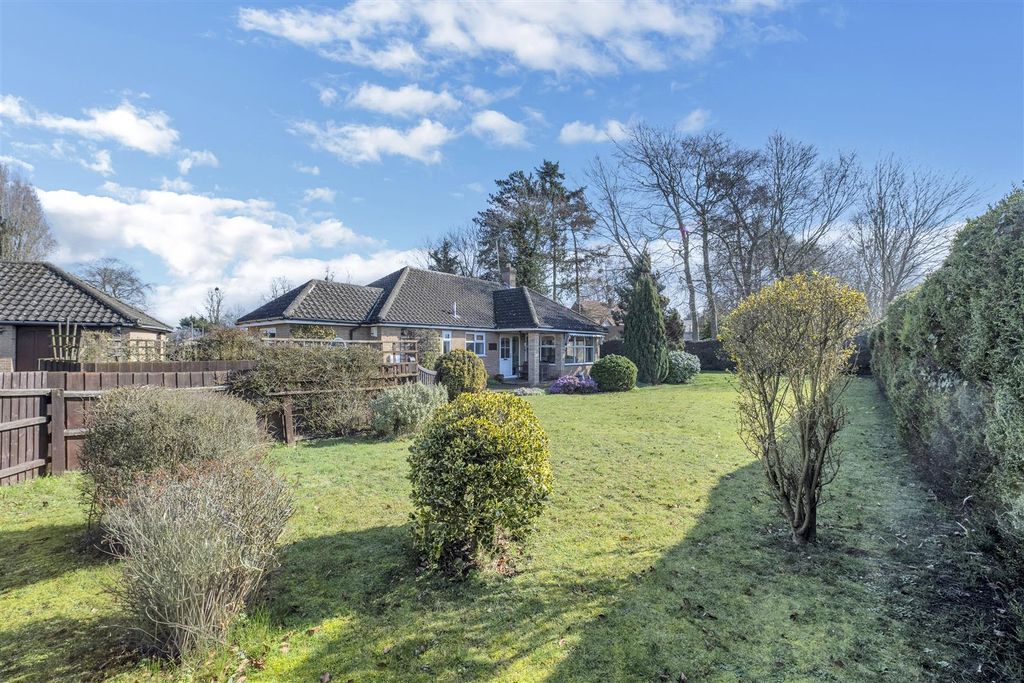 3 bed detached bungalow for salePine Leys, Bury St Edmunds IP32