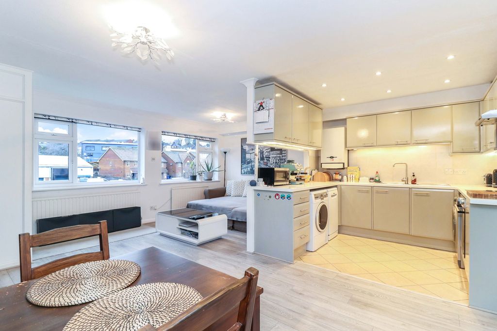 2 bed flat for saleMasons Court, Berkhampstead Road, Chesham HP5