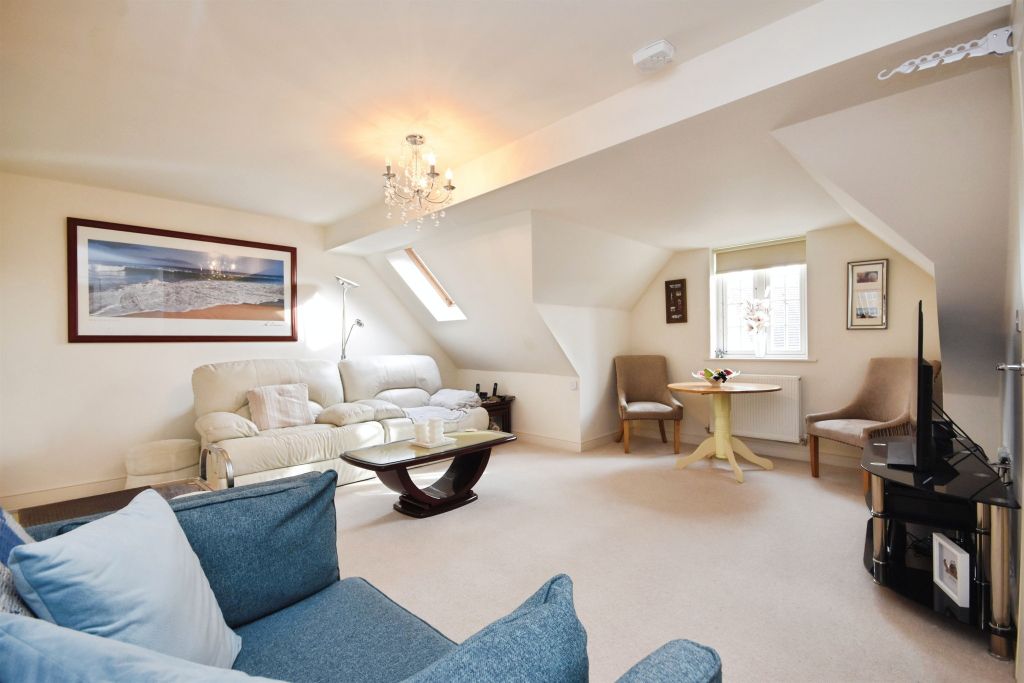 2 bed flat for saleDame Mary Walk, Halstead CO9 photo 2