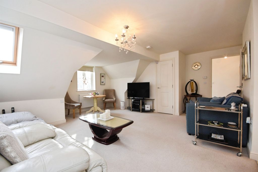 2 bed flat for saleDame Mary Walk, Halstead CO9 photo 3