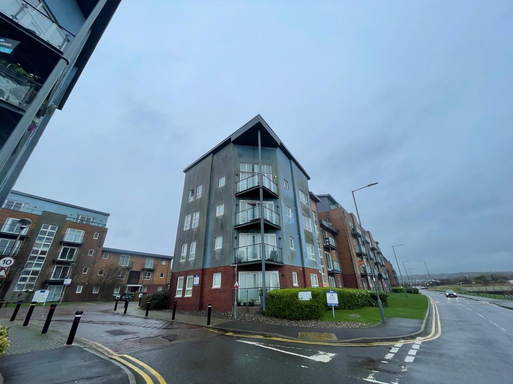 3 bed flat for saleFlat 30, Cwrt Naomi, Pentre Doc Y Gogledd, Llanelli, Carmarthenshire SA15