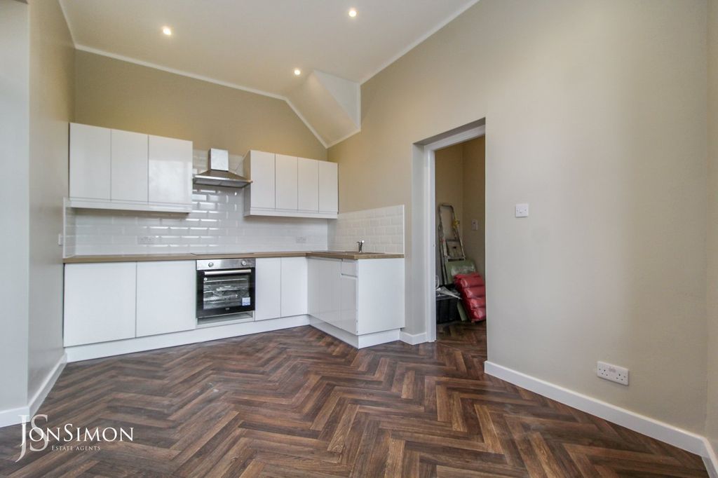 2 bed flat for saleWalmersley Old Road, Walmersley, Bury BL9 photo 4
