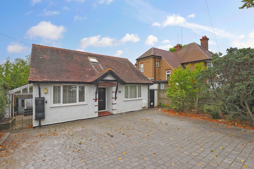 3 bed detached house for saleRoebuck Lane, Buckhurst Hill IG9