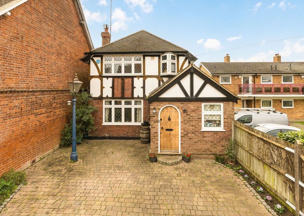 4 bed detached house for saleElm Road, Chessington KT9