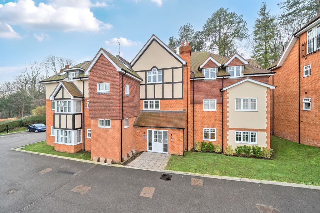 2 bed flat for saleTupwood Lane, Caterham CR3