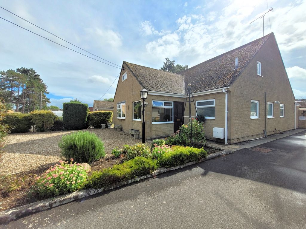 4 bed detached house for saleArkell Avenue, Carterton, Oxfordshire OX18