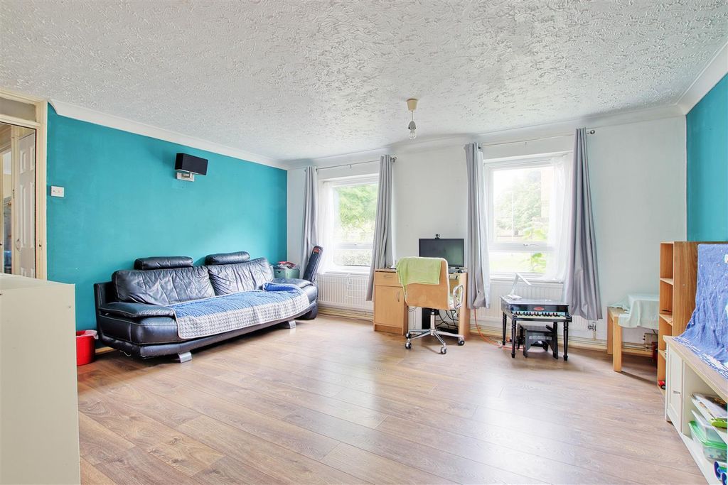 2 bed flat for saleBliss Way, Cambridge CB1 photo 3