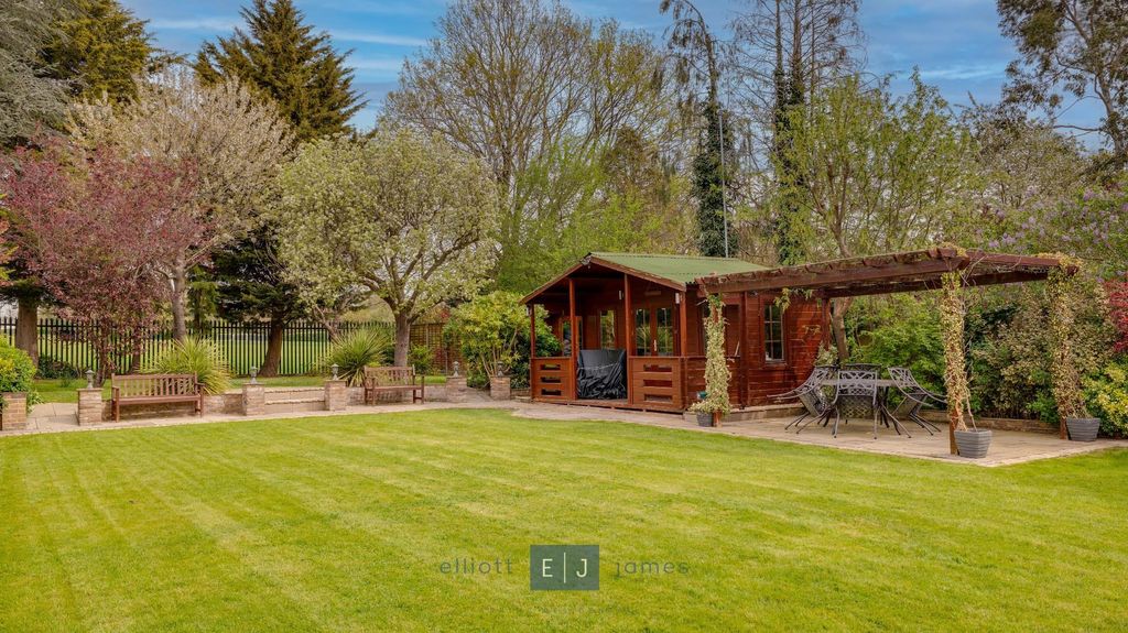 Additional image 40 of 5 bed detached house for saleLee Grove, Chigwell IG7
