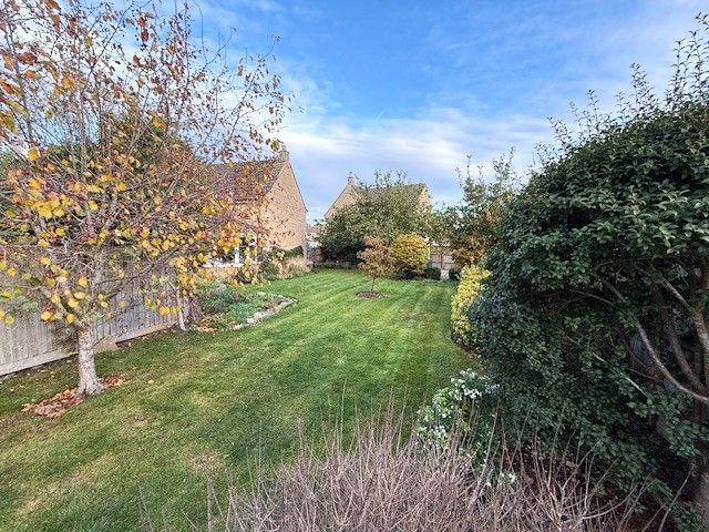3 bed link detached house for saleCherry Tree Drive, Cirencester GL7 photo 3