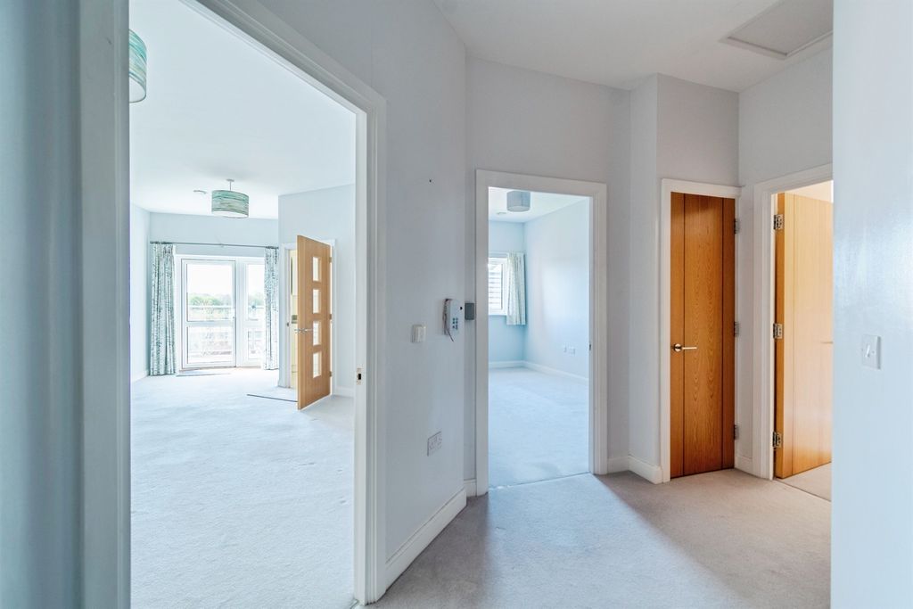 Additional image 6 of 2 bed flat for saleWestmead Lane, Chippenham SN15