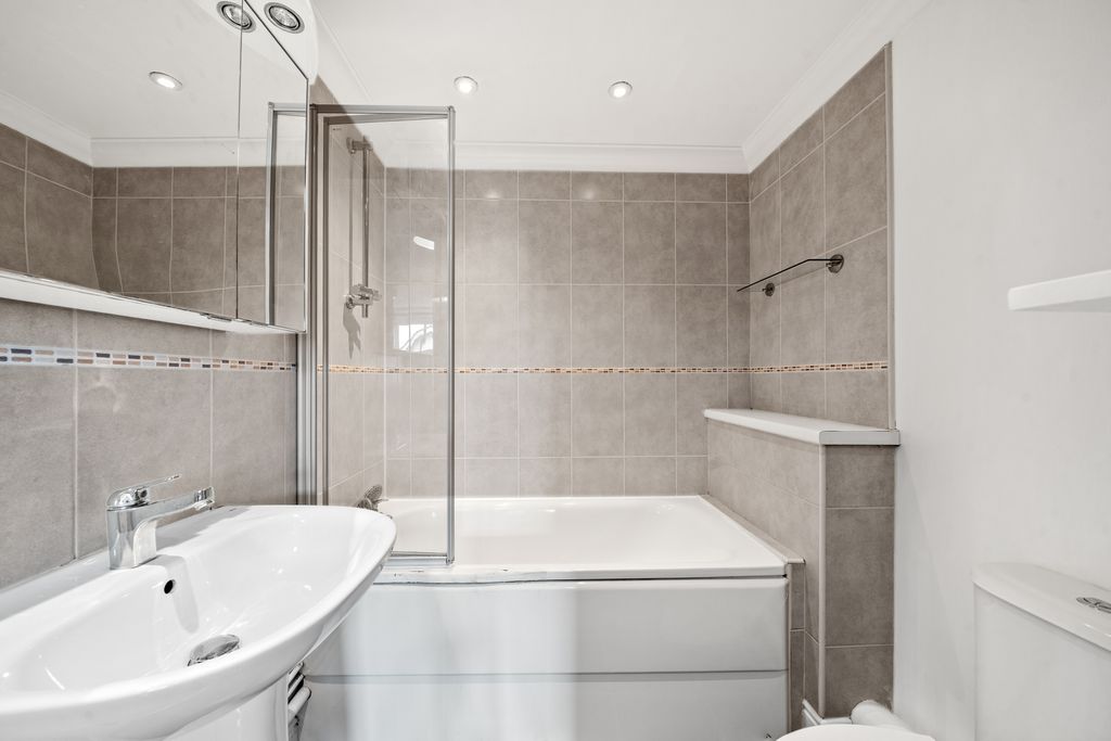 Additional image 10 of 2 bed flat for saleChertsey, Surrey KT16