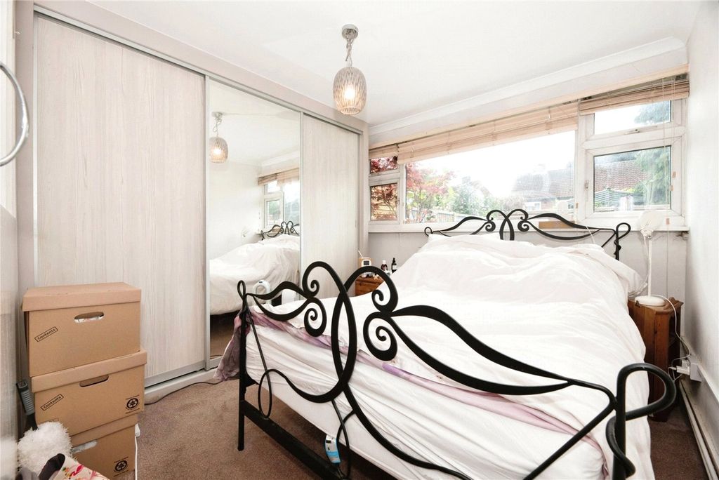 1 bed maisonette for saleCricketers Close, Chessington KT9 photo 5