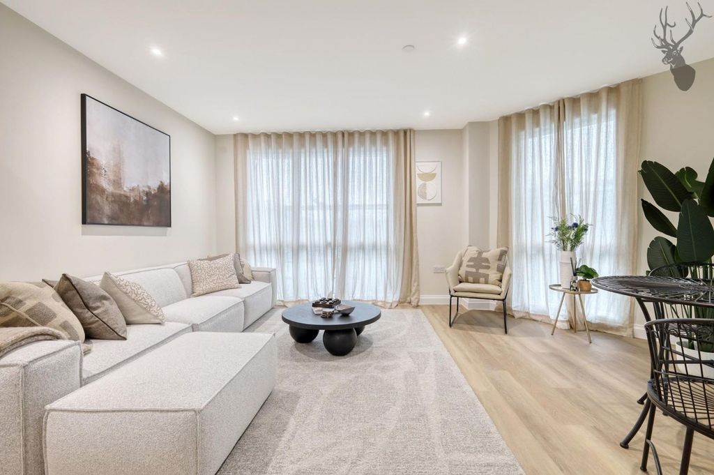 Additional image 2 of 2 bed flat for saleHigh Road, Chigwell IG7