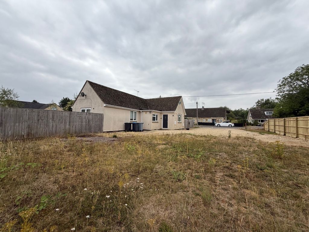 3 bed detached bungalow for saleLawton Avenue, Carterton, Oxfordshire OX18
